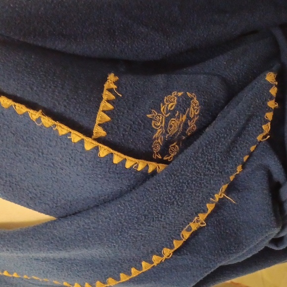 4/$40 Blue Fleece Robe - Size Medium - Picture 2 of 8